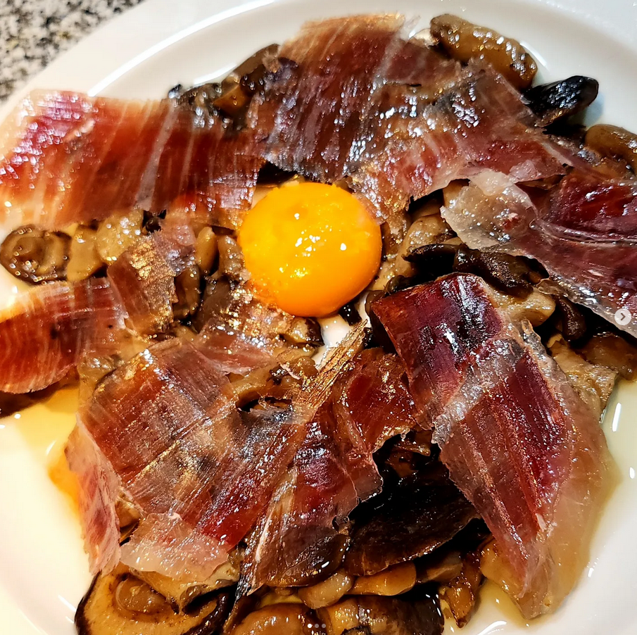 Huevos rotos con jamón ibérico