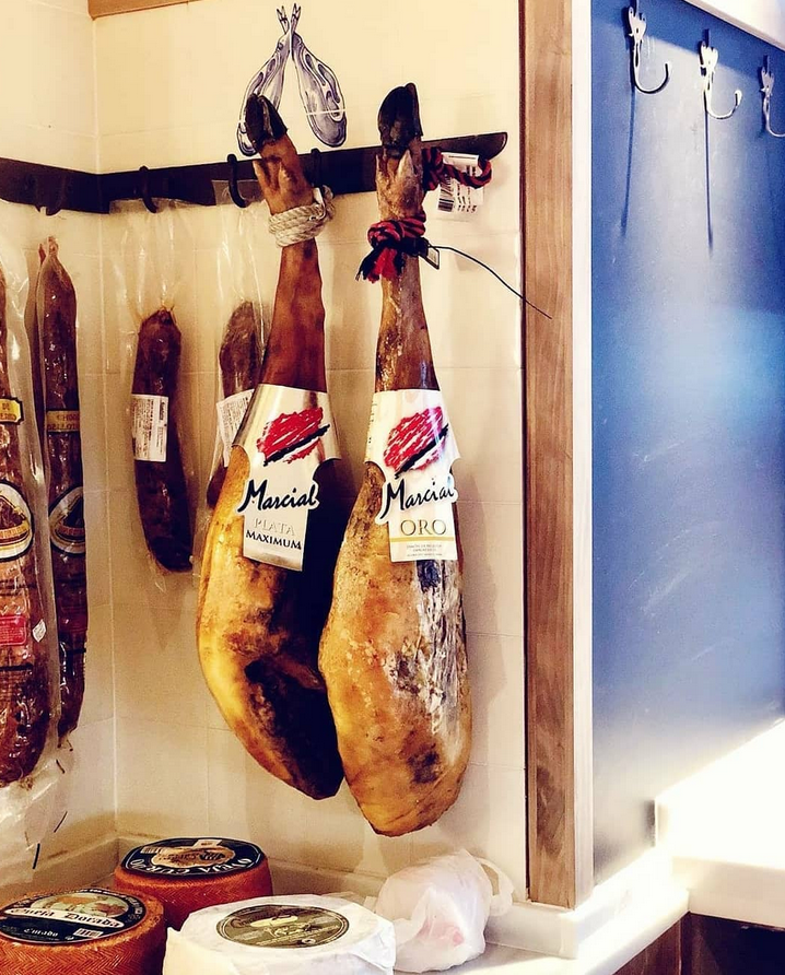 Jamones ibéricos colgados en la bodega